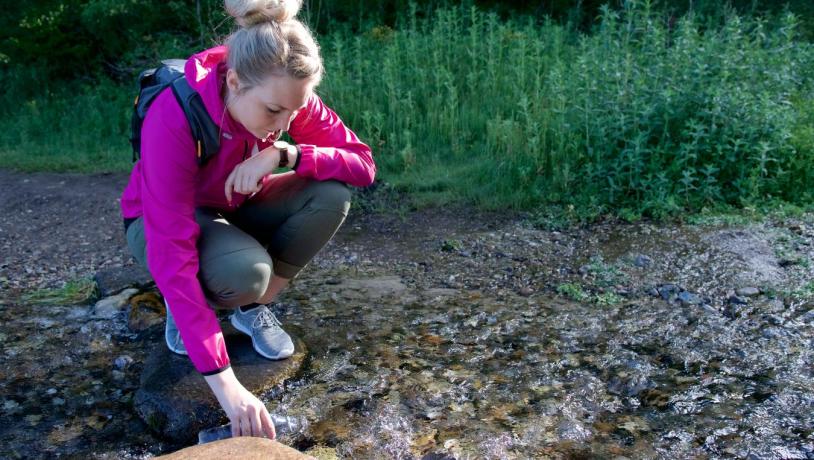 Vandflaske fyldes ved Ravnkilde