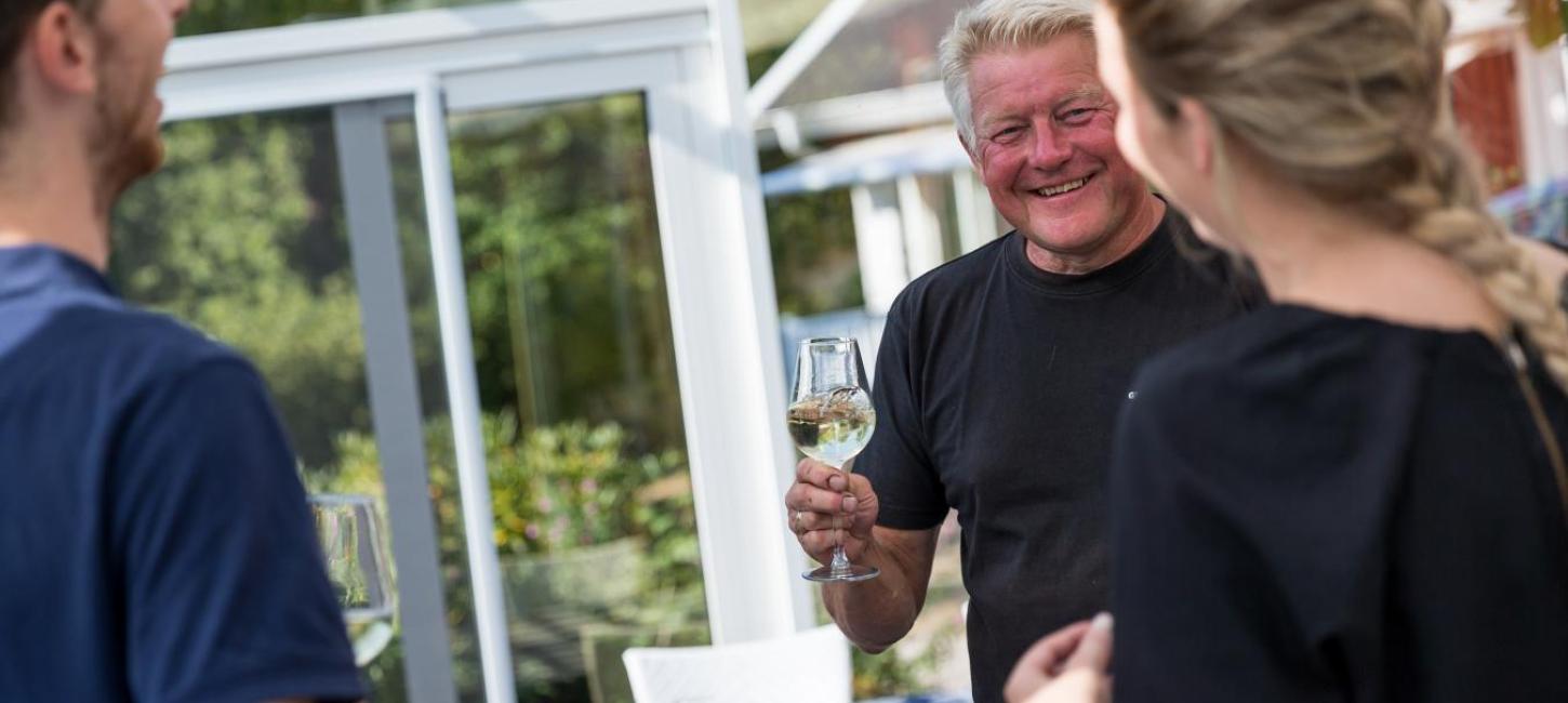 Vinsmagning i glashuset ved Guldbæk vingård