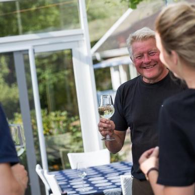 Vinsmagning i glashuset ved  Guldbæk vingård