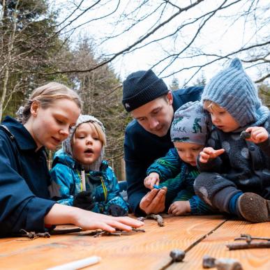 Familie leger ved Røverknolden