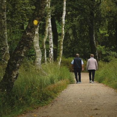 Par vandrer ved St. Økssø