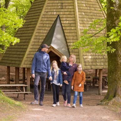 Familie ved Max Henius hytten forår