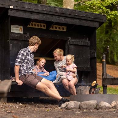 Familie ved Shelter, Rold Skov