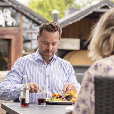 Mad, par, spiser ved Røverstuen